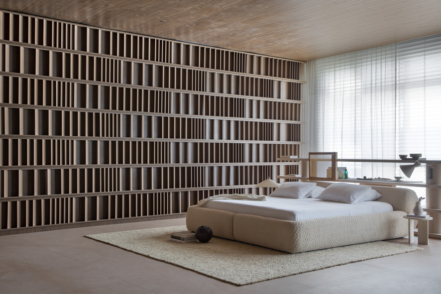 Quarto com cama de casal baixa; brises de cerâmica