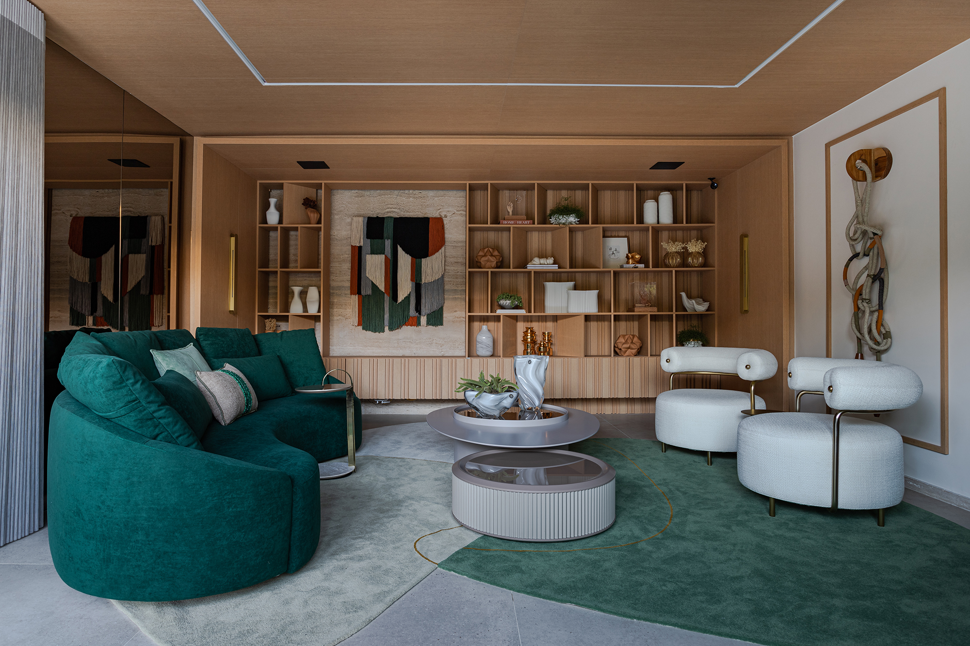 Bruna Oliveira Living com Jardim Aconchego CASACOR Bahia 2022 sala sofa estante tapete quadro