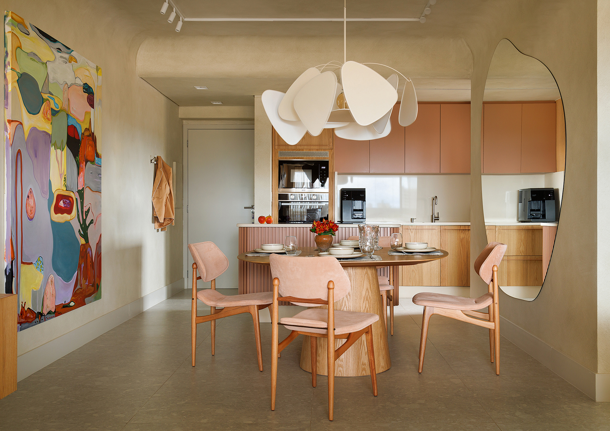 Apê 130 m2 ar mediterrâneo formas orgânicas Gustavo Marasca sala jantar espelho organico mesa luminaria quadro cozinha ilha