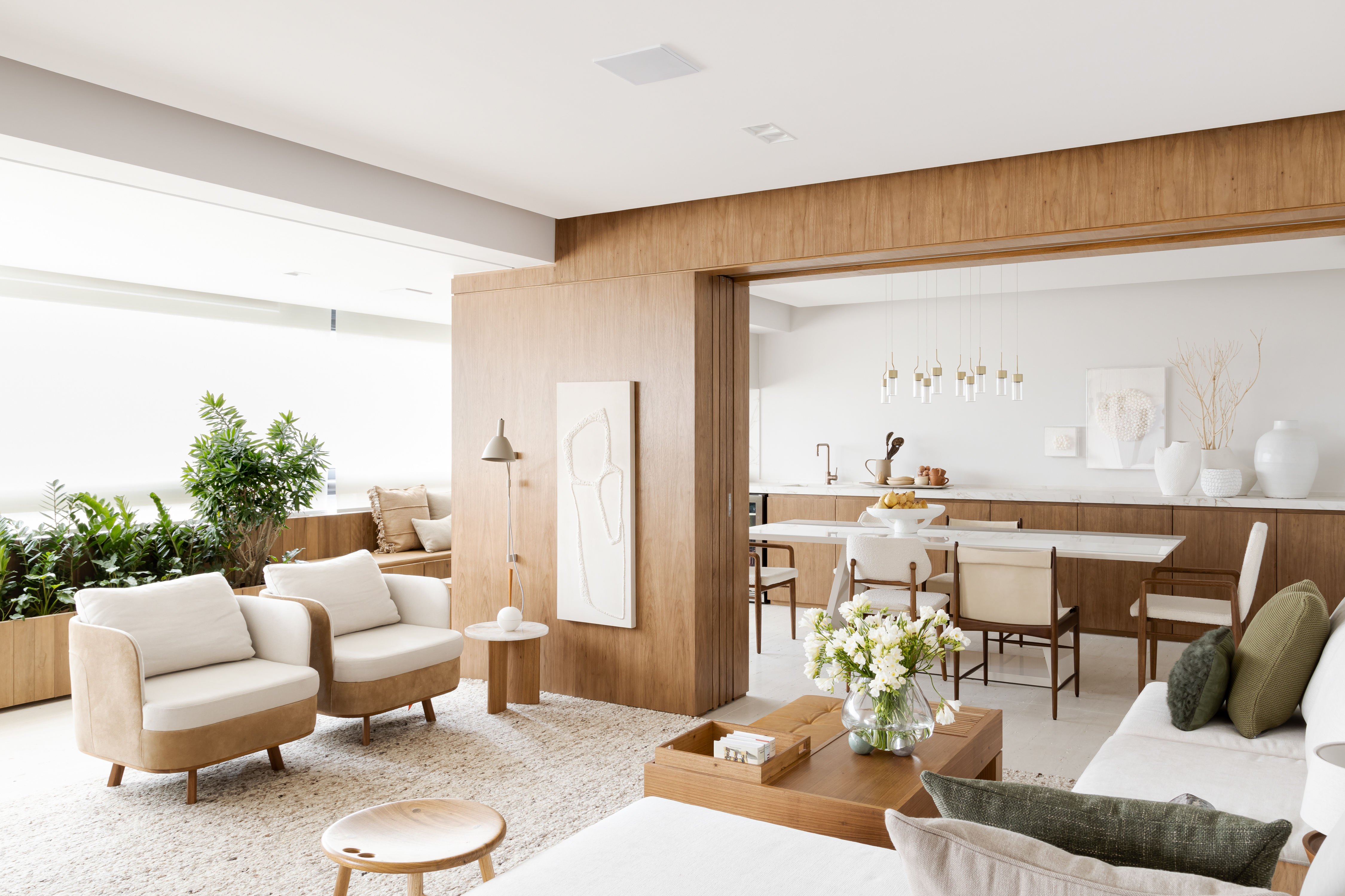 Apê 220 m2 ar minimalista branco madeira Tres Arquitetura decoracao sala de estar poltrona banco varanda madeira jantar painel varanda banco