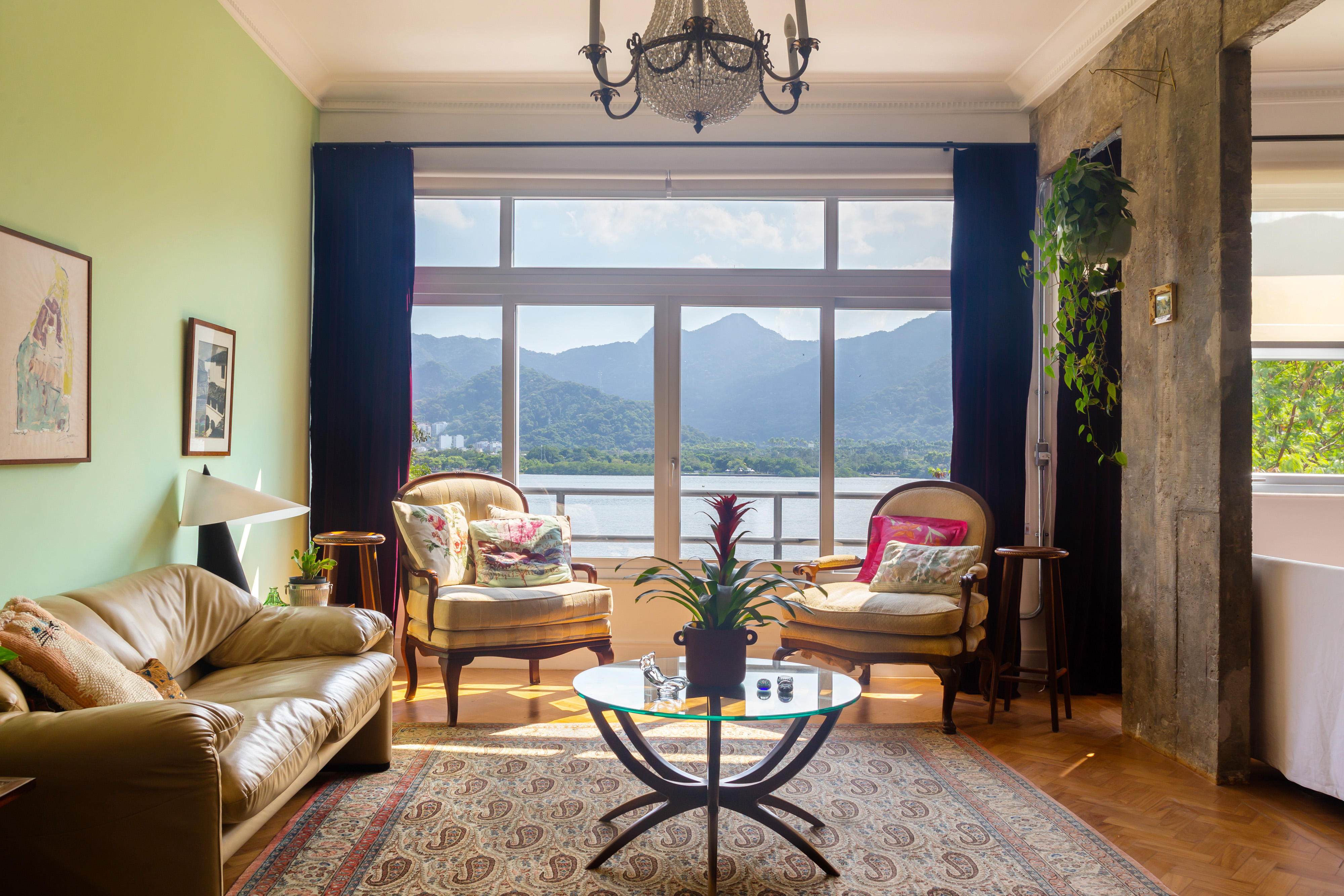 Apê vista Lagoa móveis vintage estilo industrial Pílula Arquitetura decoração apartamento sala estar vista poltrona tapete luminaria concreto sofa tapete