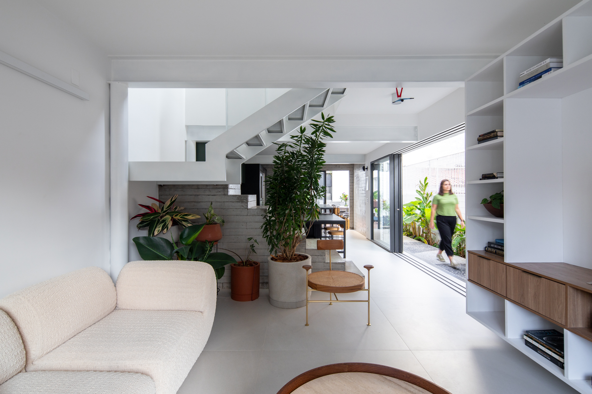 Casa do Yuji fica no Baixo Pinheiros, próximo ao Largo da Batata, na zona oeste de São Paulo. Assinado pelo escritório Goiva, dos arquitetos Karen Evangelisti e Marcos Mendes,