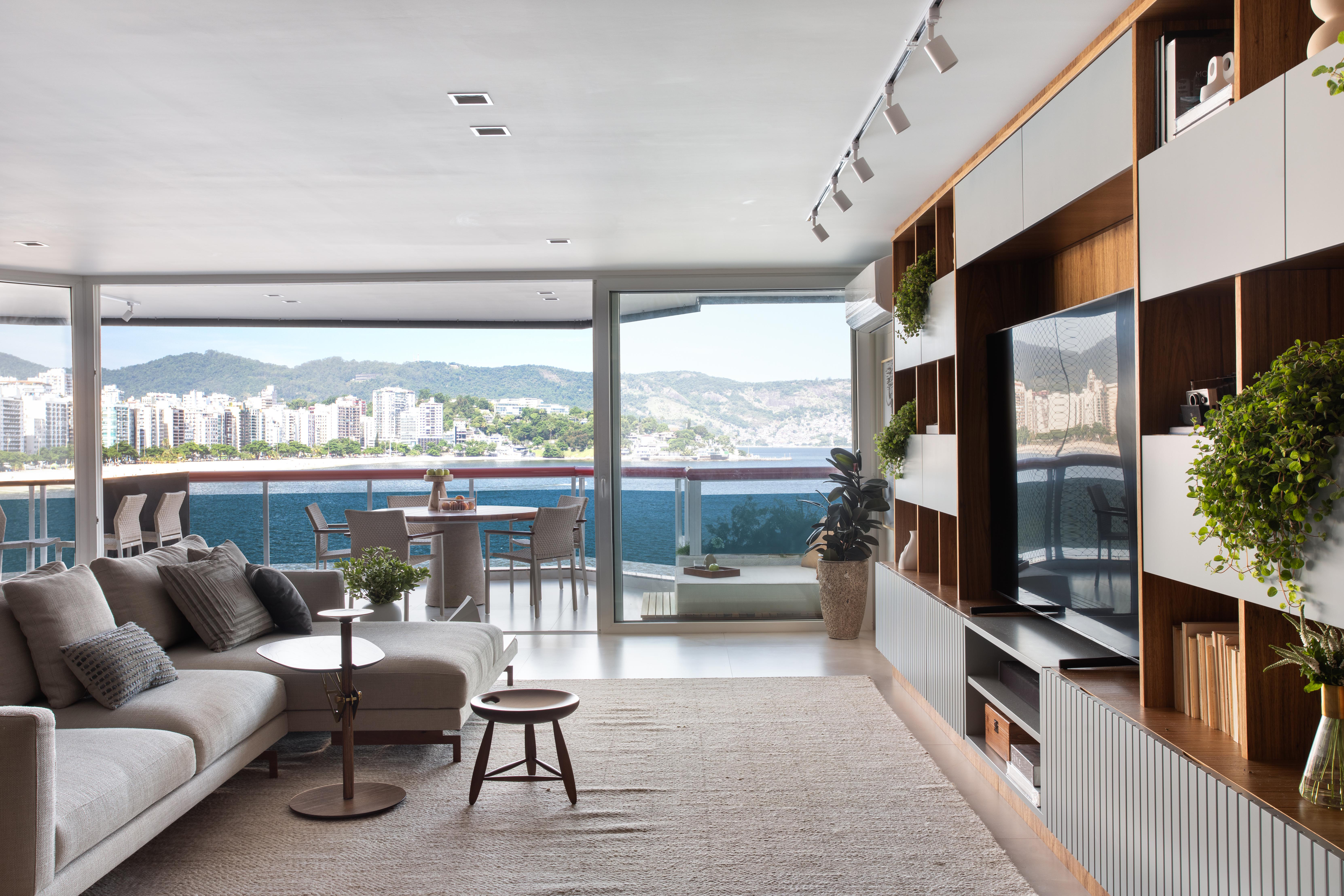 Com vista para o mar, apartamento de 270 m² exalta a arte contemporânea. Projeto de Henrique Ramalho. Na foto, sala com varanda e vista para o mar.
