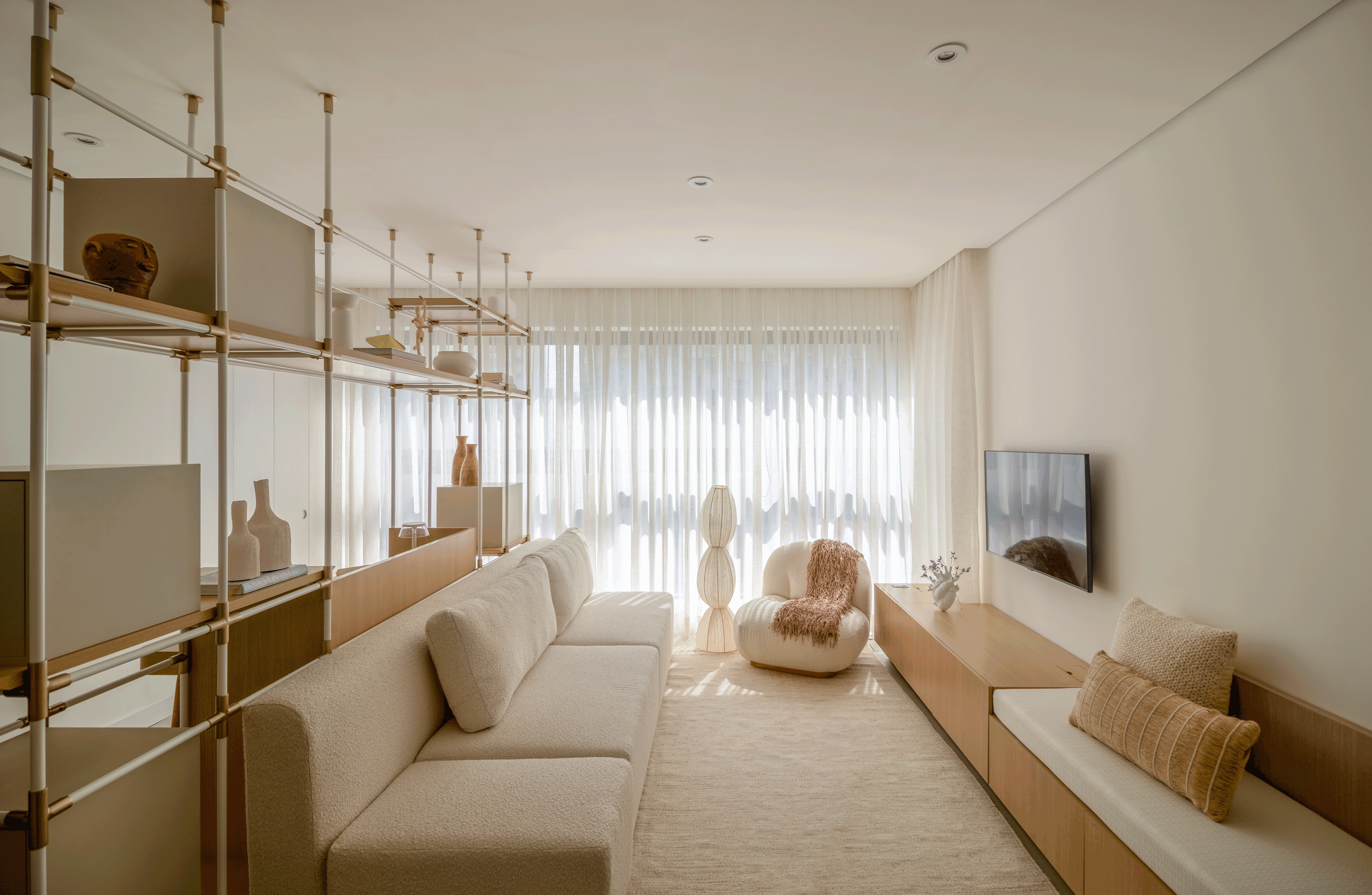 Em apenas 45 m², este apê vira refúgio na cidade com décor minimalista. Projeto Estúdio Samba.
