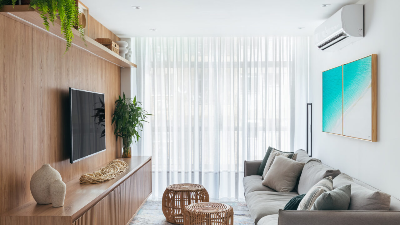 2 em 1: dois apartamentos unidos criam projeto de 240 m² em Botafogo. Projeto de Fernanda Medeiros. Na foto, sala com aparador ripado, tv e prateleira.
