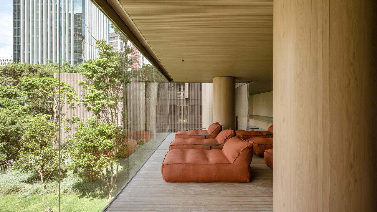 Studio Arthur Casas assina arquitetura e interiores de hotel de luxo em SP. Na foto, área comum com vista para o jardim e poltronas.