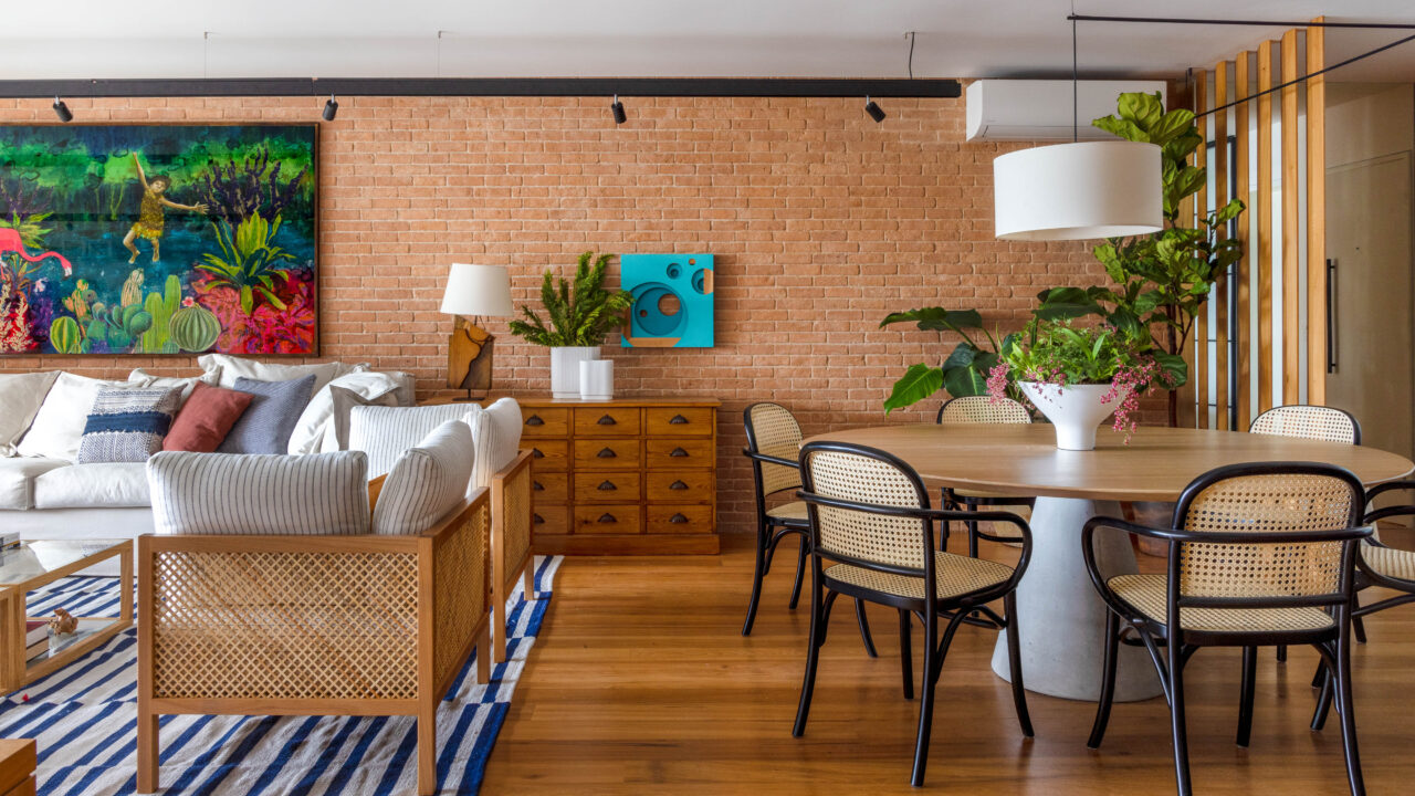 Estilos contemporâneo, industrial e retrô criam apê despojado de 180 m². Projeto Escala Arquitetura. Na foto, sala de estar e jantar com parede de tijolinho, quadros e tapete.