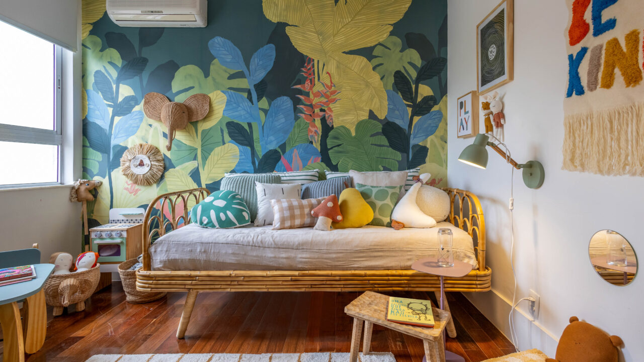 Apê de 150 m² une decoração descolada e vista para a Lagoa. Projeto de Manuela Santos. Na foto, quarto infantil com papel de parede botânico e quadros.