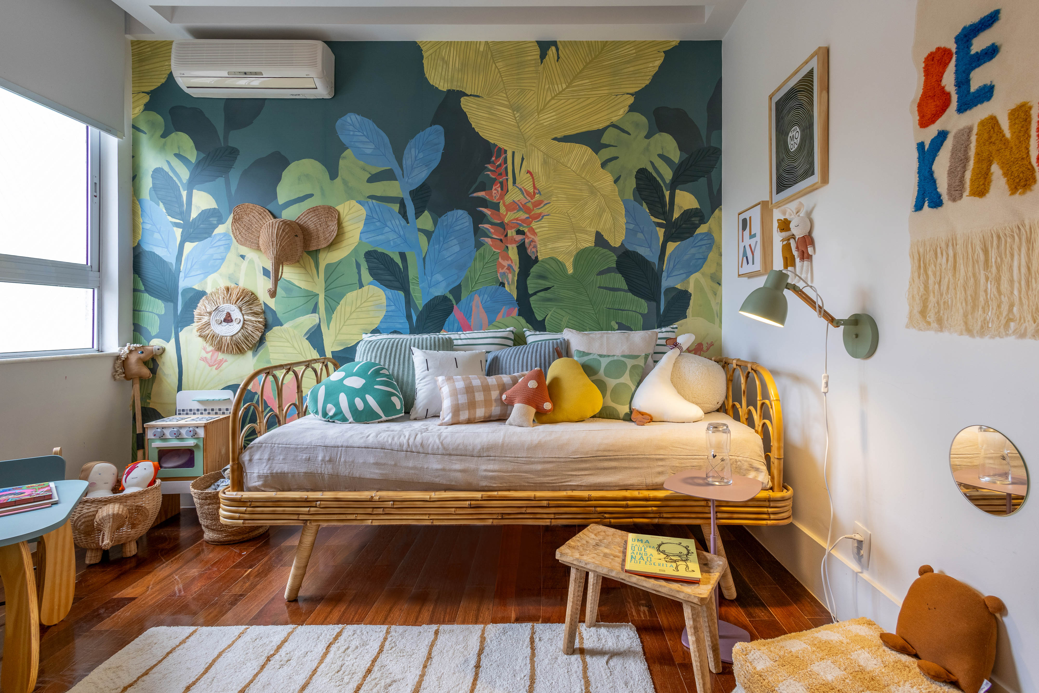 Apê de 150 m² une decoração descolada e vista para a Lagoa. Projeto de Manuela Santos. Na foto, quarto infantil com papel de parede botânico e quadros.