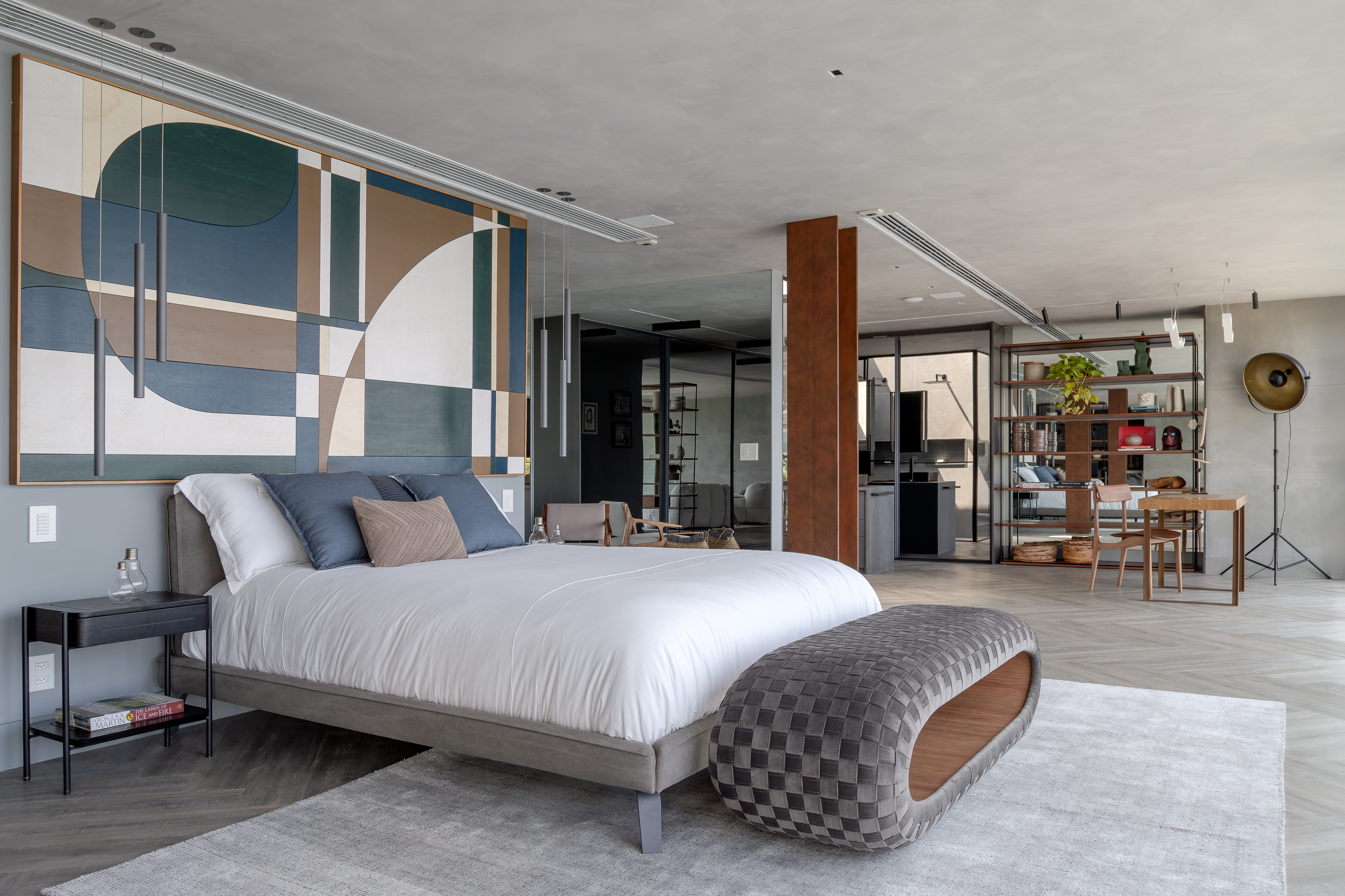 Em frente ao mar, casa une suíte-loft, TV escondida e jardim de esculturas. Projeto de Ketlein Amorim. Na foto, quarto com home office e quadro na cabeceira.