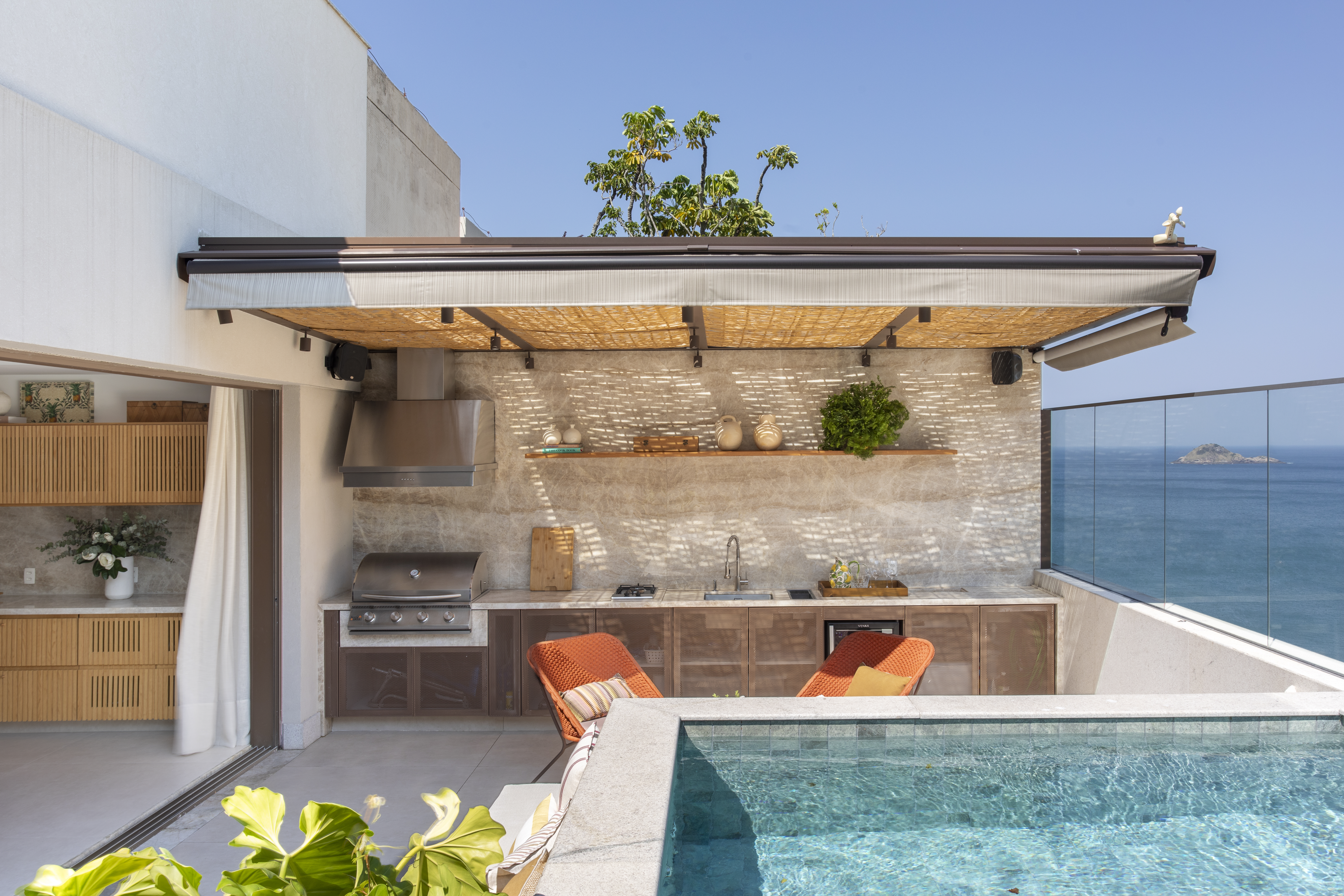 Cobertura ganha estar e gourmet com vista para a Pedra da Gávea. Projeto de Studio 021 Arquitetura. Na foto, varanda com vista e piscina.