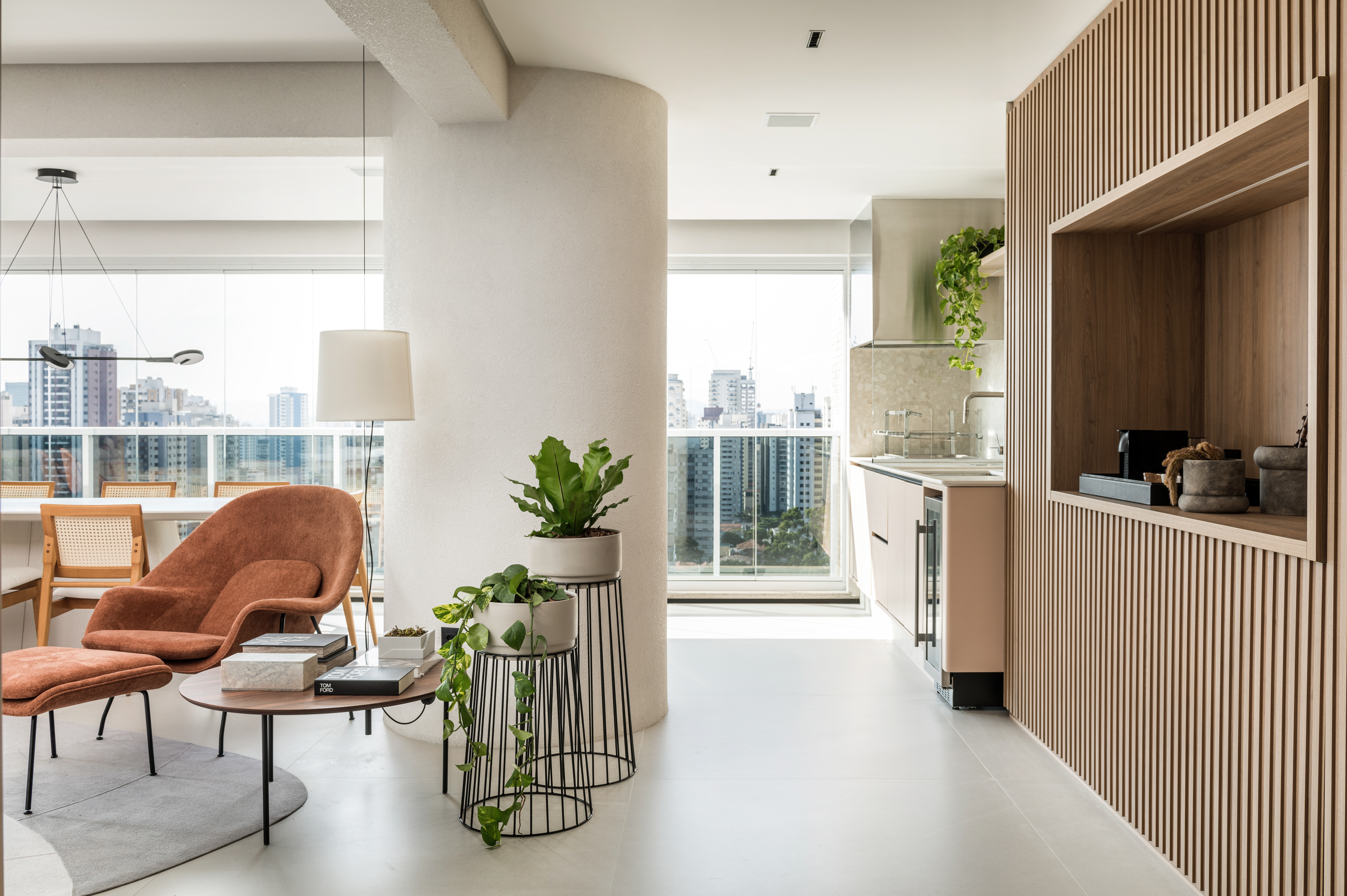Amarelo mostarda e azul dão personalidade a apartamento de 227 m². Projeto de Tetriz Arquitetura. Na foto, varanda com canto do café e espaço gourmet.