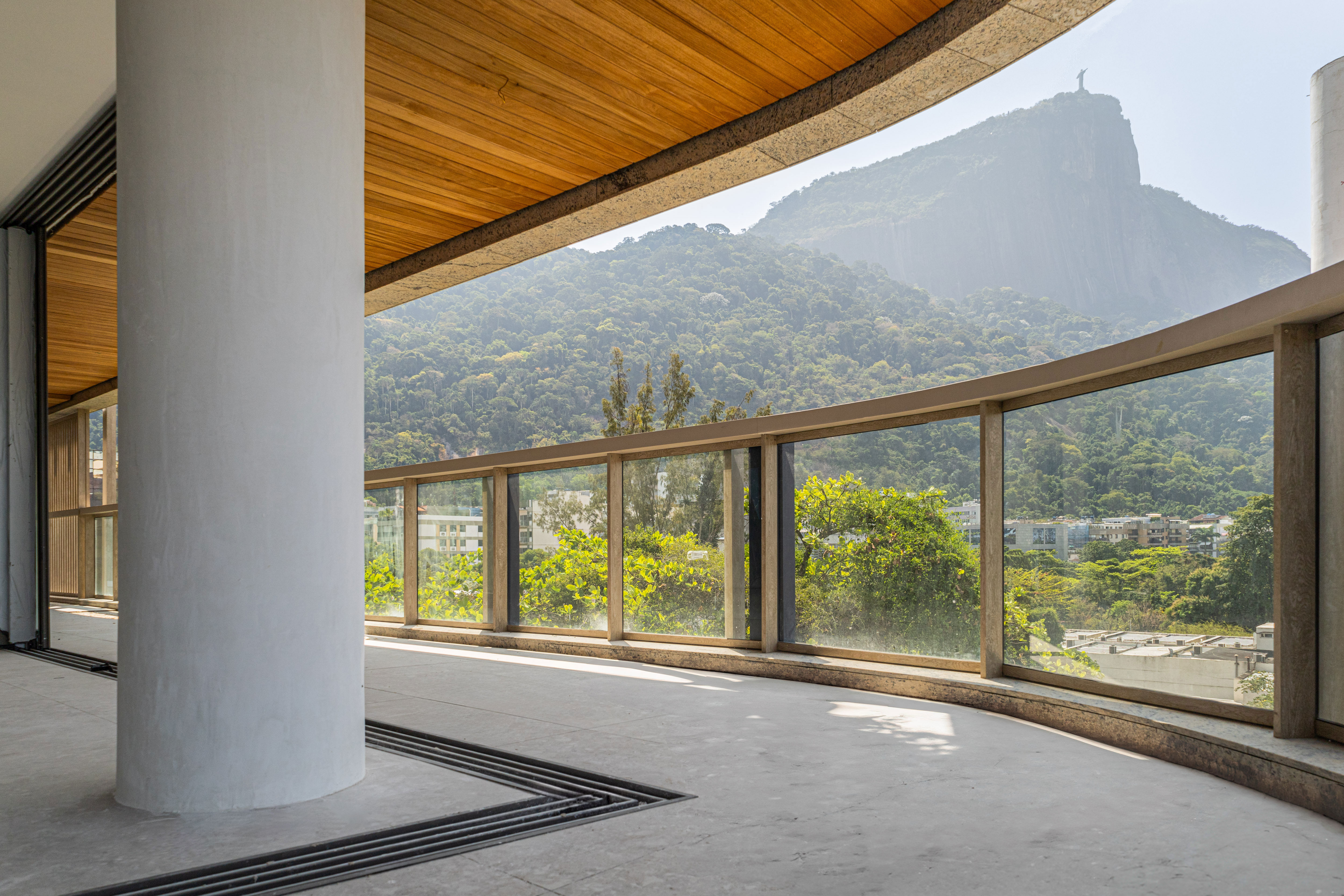 Cité Arquitetura assina residencial com vista para a Lagoa e o Cristo. Projeto de Cité Arquitetura. Na foto, varanda com vista para o cristo.