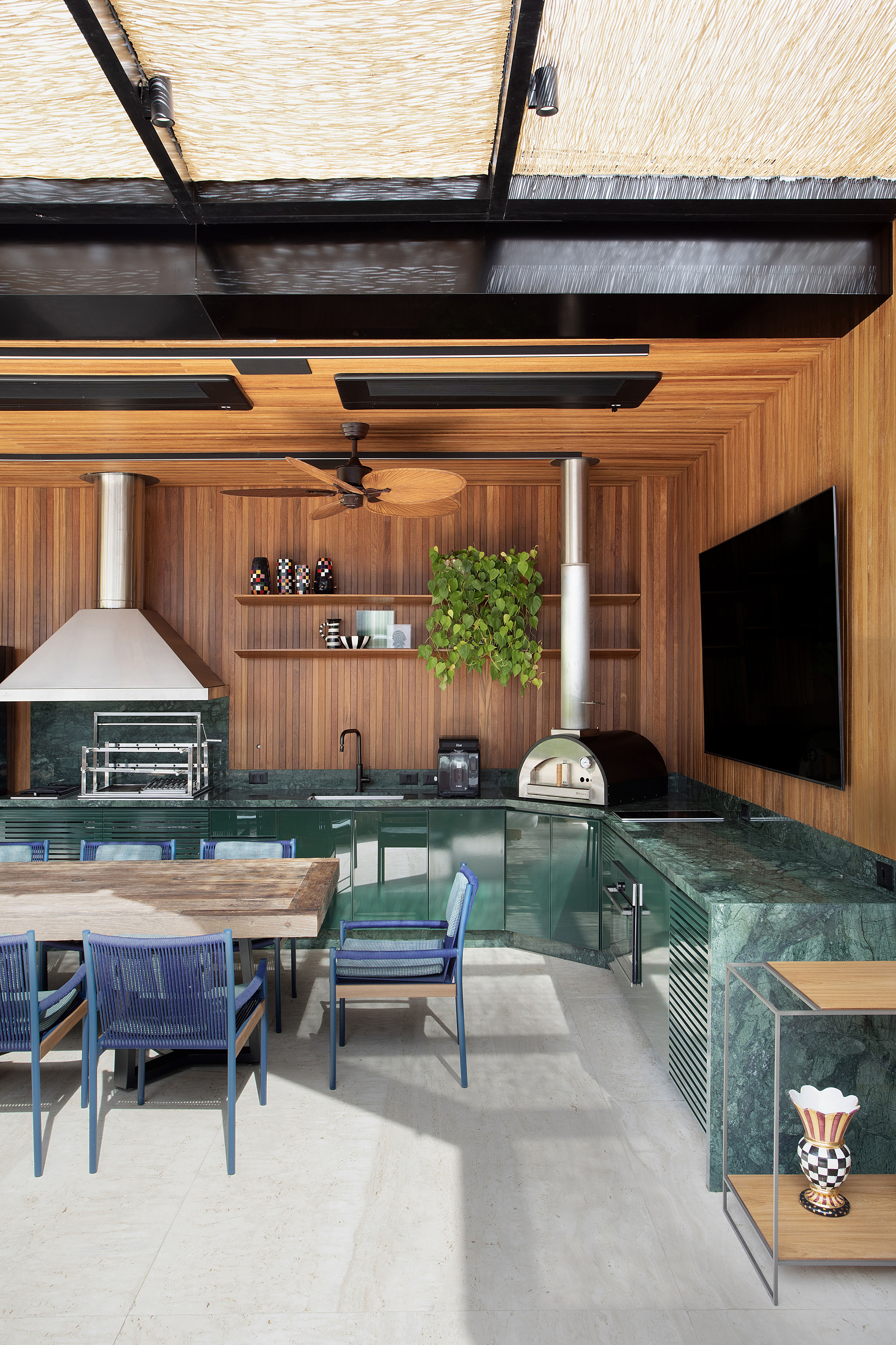 Bancada de mármore verde personaliza terraço de triplex no Rio. Projeto de Bianca da Hora. Na foto, área gourmet com bancada de mármore e churrasqueira.