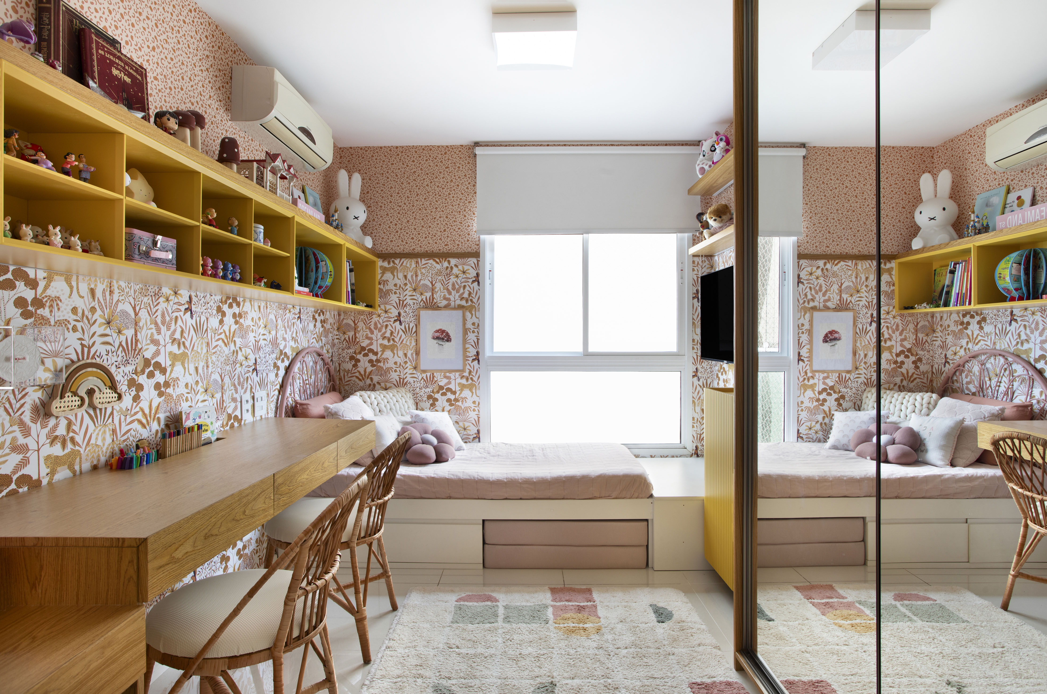 Em 9 m², quarto infantil ganha décor inspirado em floresta com toques boho. Projeto de Amanda Miranda. Na foto, cama com cabeceira rosa e papel de parede.