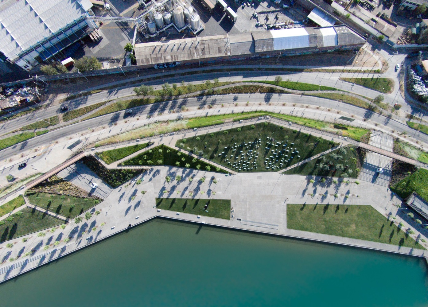 Com áreas verdes, ciclovias e espaços culturais, o Parque de la Familia revitaliza as margens do Rio Mapocho e promove integração urbana em Santiago.