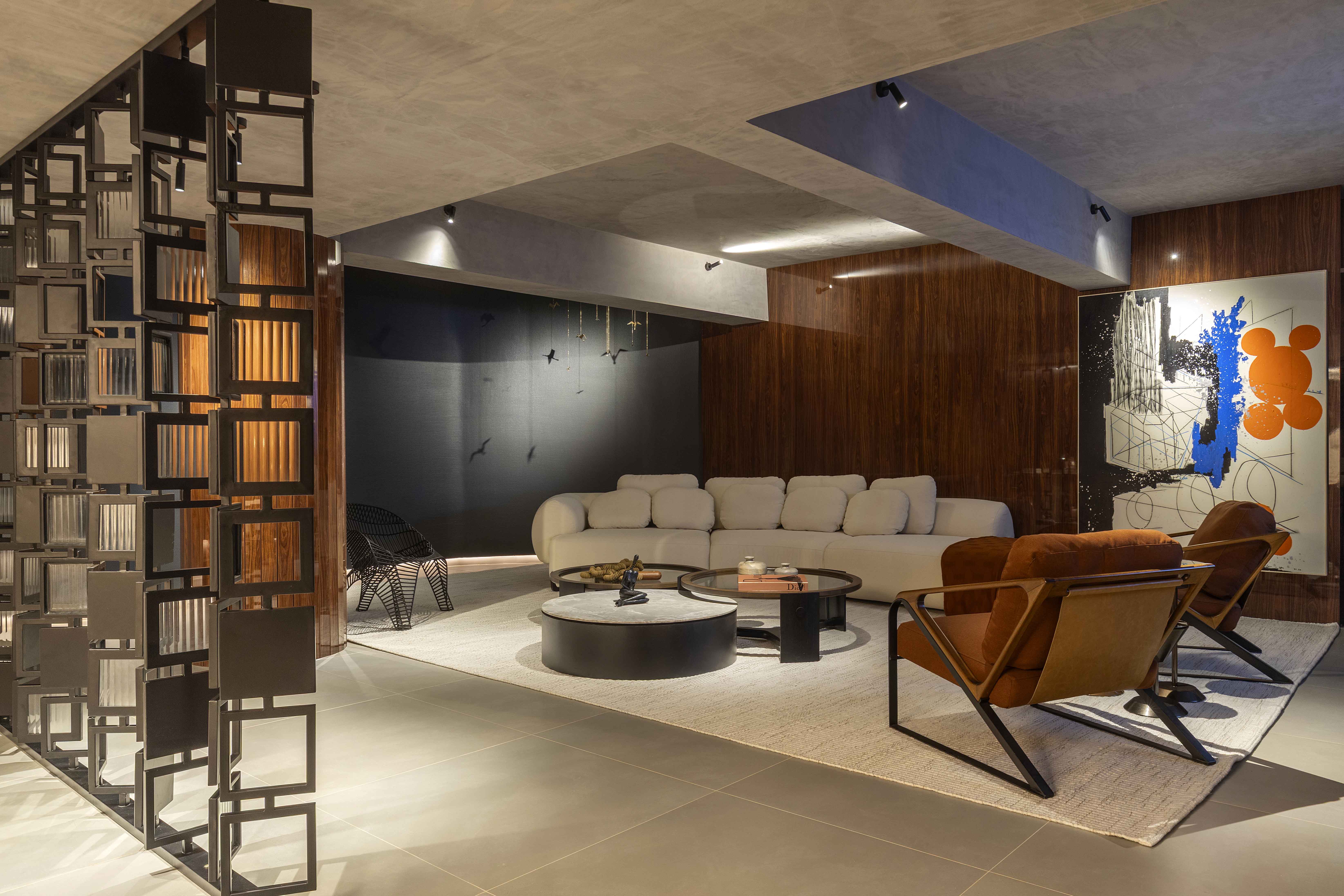 Tudo Arquitetura e Construção - Clínica de Estética. A clínica de estética Dr. Maurício Alves, especialista em harmonização facial, desenvolvida pelo escritório Tudo Arquitetura e Construção, de Alessandra Lima Oliveira, rompe com os padrões tradicionais do segmento. Curvas suaves conduzem o olhar e simbolizam a fluidez dos sonhos, enquanto as cores marcantes e a fibra de vidro pintada nas paredes criam superfícies orgânicas e acolhedoras. As curvas sinuosas nas paredes e a janela redonda compõem uma arquitetura inovadora. Inspirado na trajetória de Maurício Alves, o projeto prioriza a humanização e o bem-estar.
