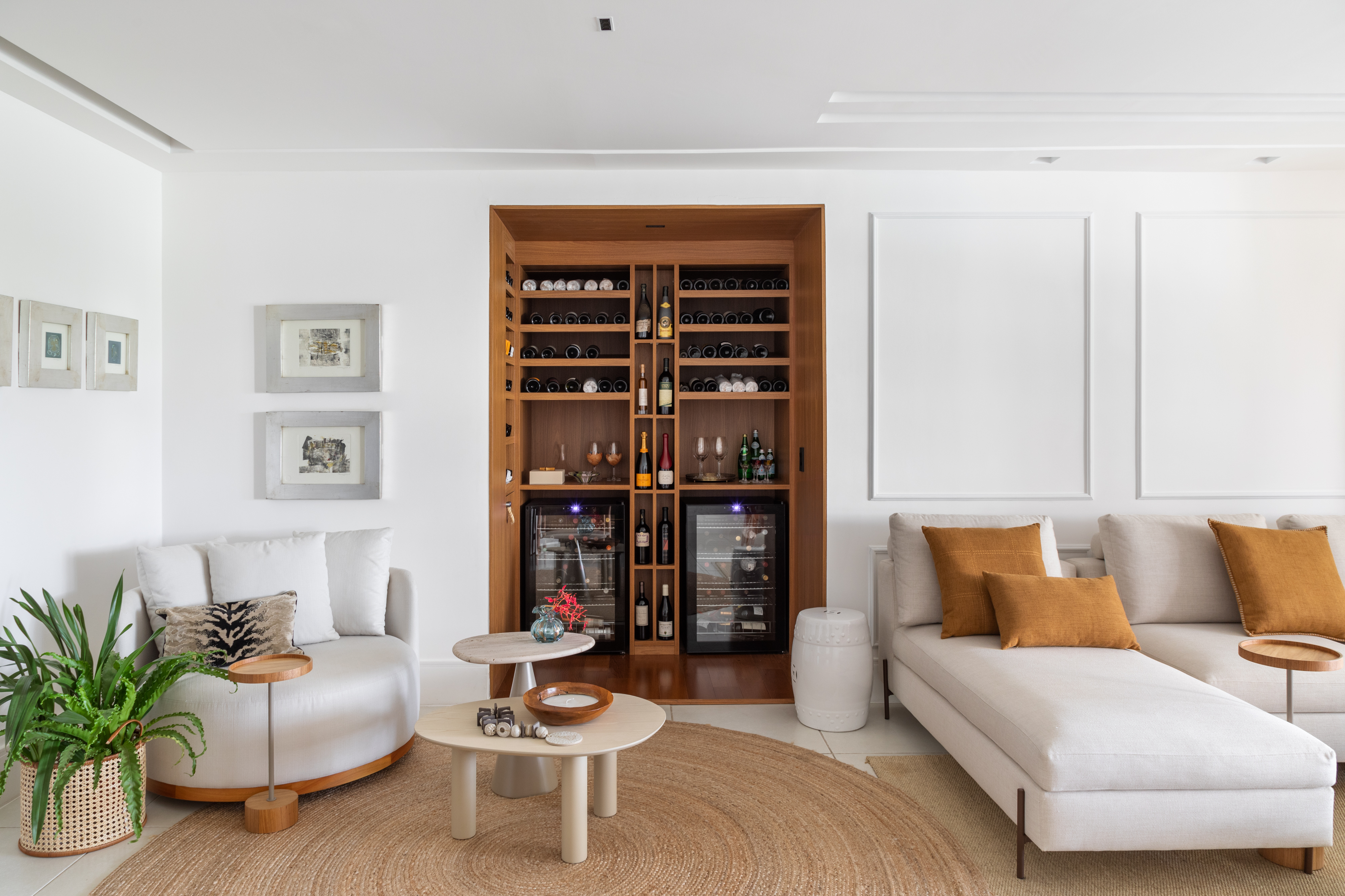 Sem quebra-quebra, apartamento de 185 m² ganha adega e closet walk-in. Projeto de Vivian Reimers. Na foto, sala com adega e poltrona.
